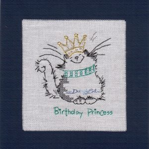 Бродирана картичка - Котанка с тюркоазена огърлица и златна корона Birthday Princess