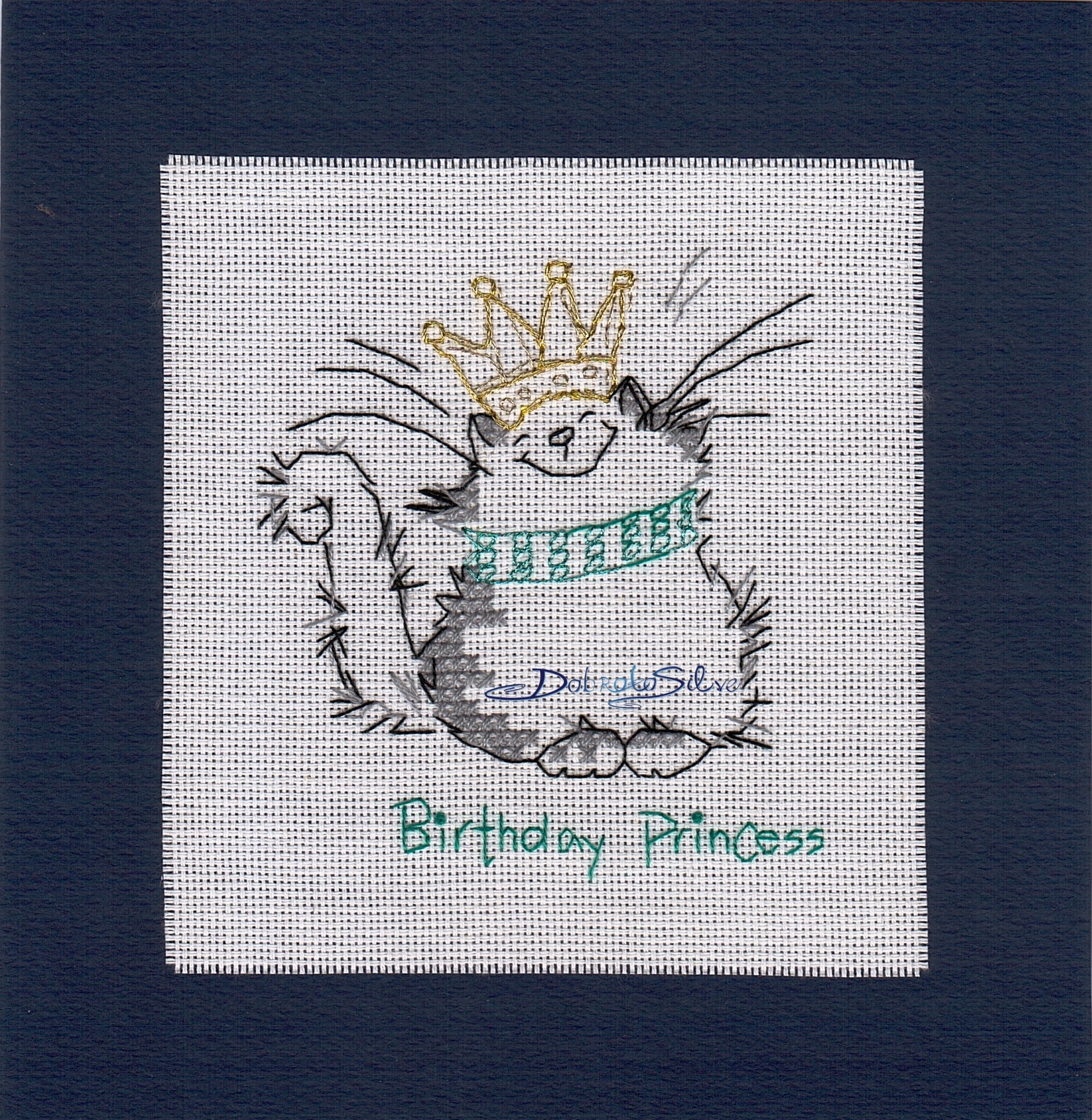 Бродирана картичка - Котанка с тюркоазена огърлица и златна корона Birthday Princess